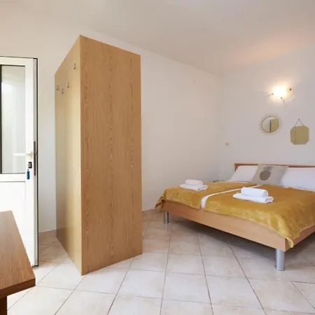 Mare Apartment Seget Vranjica