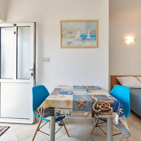 Mare - 30 M From Pebble Apartment Seget Vranjica