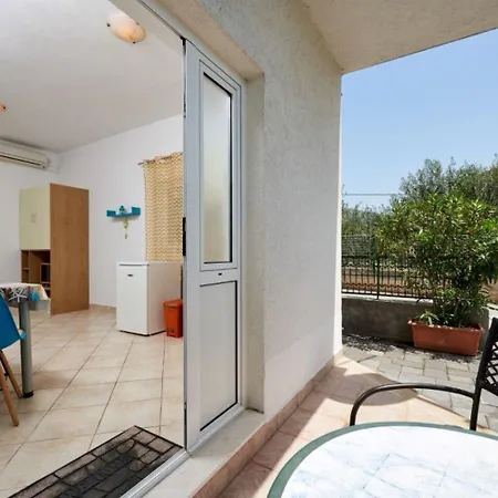 Mare - 30 M From Pebble Apartment Seget Vranjica