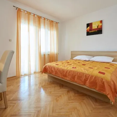Apartment Mare - 30 M From Pebble Seget Vranjica