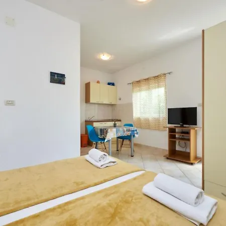 Mare - 30 M From Pebble Seget Vranjica
