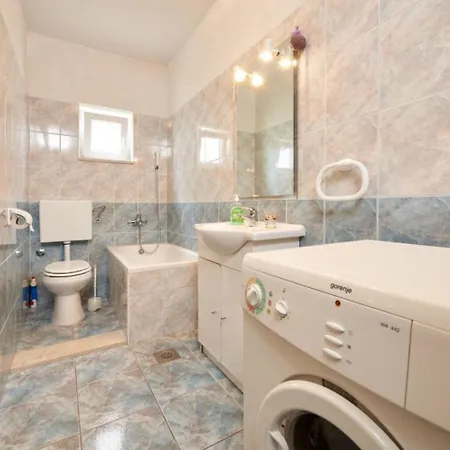 Apartment Mare - 30 M From Pebble Seget Vranjica