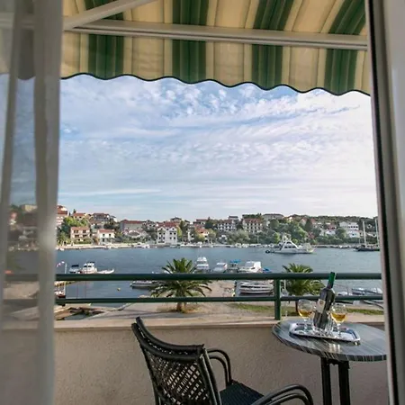 Mare - 30 M From Pebble Seget Vranjica