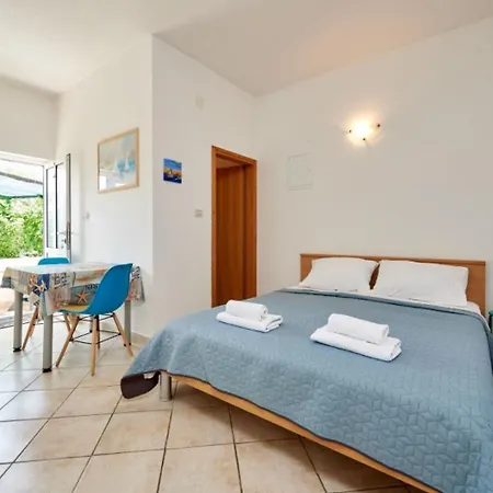 Mare - 30 M From Pebble Apartment Seget Vranjica