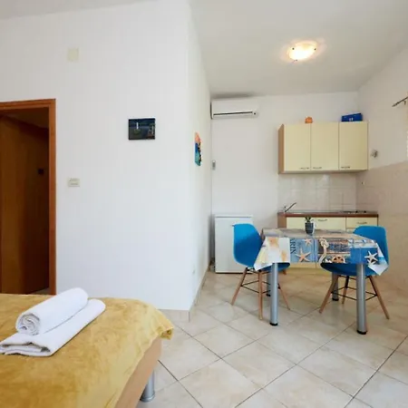 Mare - 30 M From Pebble Seget Vranjica