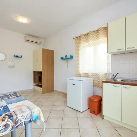 Apartment Mare - 30 M From Pebble Seget Vranjica