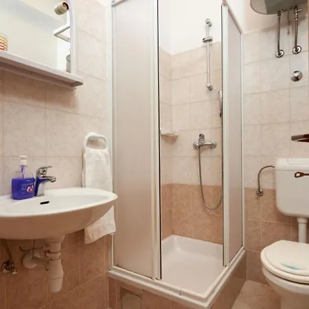 Apartment Mare - 30 M From Pebble Seget Vranjica